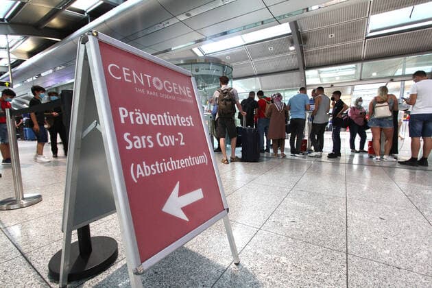 Großer Andrang von Reiserückkehrern und Einreisende an einem Covid-19 Testzentrum von Centogene im Flughafen Frankfurt, die sich nach Reiseende auf Corona testen lassen, Hessen, Deutschland