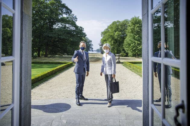 Bilder des Jahres 2020, News 08 August News Themen der Woche KW33 News Bilder des Tages Bundesaussenminister Heiko Maas, SPD, (l) empfaengt Kang Kyung-hwa, Aussenministerin von Suedkorea, (r) zum Gespraech in der Villa Borsig, dem Gaestehaus des Auswaertigen Amts. Berlin, 10.08.2020. Berlin Germany *** Federal Foreign Minister Heiko Maas, SPD, l receives Kang Kyung hwa, Foreign Minister of South Korea, r for talks at Villa Borsig, the guest house of the Foreign Office Berlin, 10 08 2020 Berlin Germany Copyright: xJaninexSchmitz photothek.netx