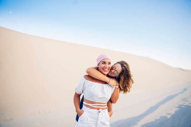 IMAGO Creative: Brustkrebsmonat Creative Highlights Symbolbilder Young woman with pink headscarf fighting cancer together with her friend. Tarifa, AL, Spain CR_OSCA200803-464510-01 ,model released, Symbolfoto