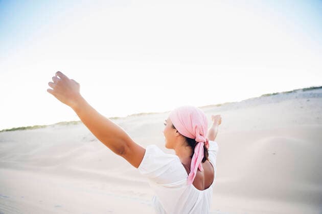 IMAGO Creative: Brustkrebsmonat Young woman with pink headscarf fighting cancer Tarifa, AL, Spain CR_OSCA200803-464514-01 ,model released, Symbolfoto