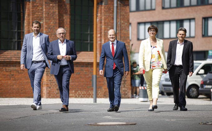 Bilder des Jahres 2020, News 08 August News Themen der Woche KW33 News Bilder des Tages Vlnr.: SPD Generalsekretaer Lars Klingbeil, SPD Parteivorsitzender Norbert Walter-Borjans, Olaf Scholz, der Kanzlerkandidat der SPD fuer die Bundestagswahl 2021, Saskia Esken, SPD Parteivorsitzende und Rolf Muetzenich, SPD Fraktionsvorsitzender, auf dem Weg zu einer Pressekonferenz anlaesslich der Vorstellung des SPD Kanzlerkandidaten fuer die Bundestagswahl 2021. Berlin, 10.08.2020 Berlin Deutschland *** Lars Klingbeil, Secretary General of the SPD, Norbert Walter Borjans, Olaf Scholz, the SPDs candidate for chancellor for the 2021 federal elections, Saskia Esken, SPD party leader, and Rolf Muetzenich, SPD parliamentary party leader, on their way to a press conference on the occasion of the presentation of the SPDs candidate for chancello Copyright: xThomasxImo photothek.dex