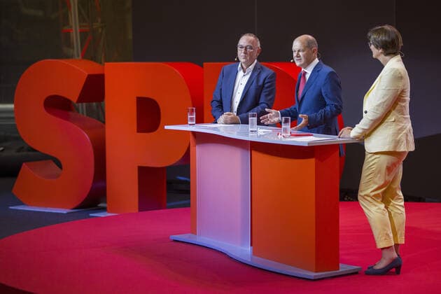 Vlnr.: SPD Parteivorsitzender Norbert Walter-Borjans, Olaf Scholz, der Kanzlerkandidat der SPD fuer die Bundestagswahl 2021, und Saskia Esken, SPD Parteivorsitzende, aufgenommen im Rahmen einer Pressekonferenz anlaesslich der Vorstellung des SPD Kanzlerkandidaten fuer die Bundestagswahl 2021. Berlin, 10.08.2020 Berlin Deutschland *** SPD party leader Norbert Walter Borjans, Olaf Scholz, the SPDs candidate for chancellor for the 2021 federal elections, and Saskia Esken, SPD party leader, recorded at a press conference on the occasion of the presentation of the SPDs candidate for chancellor for the 2021 federal elections Berlin, 10 08 2020 Berlin Germany Copyright: xThomasxImo photothek.dex