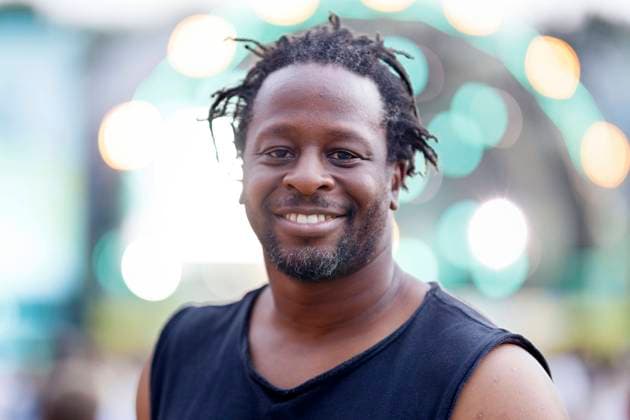 Mola Adebisi beim Auftritt von Oliver Pocher und Amira Pocher mit dem Programm Die Pochers hier! live im Kulturgarten in der Bonner Rheinaue. Das Bonn Live Kulturgarten Open Air Festival 2020 ist Europas erstes Open Air Festival unter Corona-Auflagen wegen der Covid-19 Pandemie. Bonn, 09.08.2020 *** Mola Adebisi at the performance of Oliver Pocher and Amira Pocher with the programme Die Pochers here live in the Kulturgarten in the Rheinaue in Bonn The Bonn Live Kulturgarten Open Air Festival 2020 is Europes first open air festival under corona conditions due to the Covid 19 pandemic Bonn, 09 08 2020 Foto:xC.xHardtx xFuturexImage