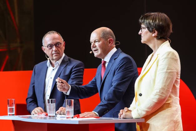 (200810) -- BERLIN, Aug. 10, 2020 -- German Vice Chancellor and Finance Minister Olaf Scholz (C) and leaders of German Social Democratic Party (SPD) Norbert Walter-Borjans (L), Saskia Esken attend a press conference in Berlin, capital of Germany, Aug. 10, 2020. German Social Democratic Party (SPD) proposed Olaf Scholz as candidate for Chancellor at the upcoming election in 2021. ) GERMANY-BERLIN-SPD-OLAF SCHOLZ-CHANCELLOR CANDIDATE-NOMINATION ShanxYuqi 