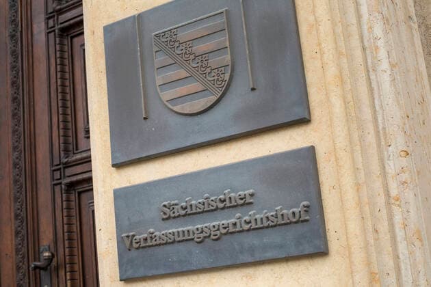Sächsischer Verfassungsgerichtshof in Leipzig, Schriftzug und Landeswappen Sachsens 10.08.2020 Leipzig, GER - Sächsischer Verfassungsgerichtshof in Leipzig, Schriftzug und Landeswappen Sachsens, Leipzig Sachsen Deutschland, DEU Verfassungsgerichtshof *** Saxon Constitutional Court in Leipzig, lettering and coat of arms of Saxony 10 08 2020 Leipzig, GER Saxon Constitutional Court in Leipzig, lettering and coat of arms of Saxony, Leipzig Saxony Germany, DEU Constitutional Court