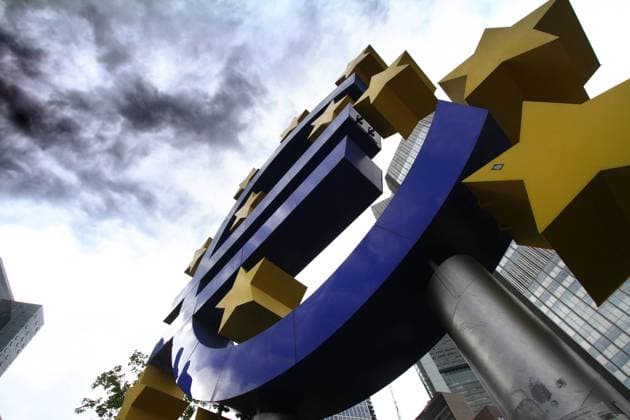 Euro Symbol vor der alten EZB Europäische n Zentralbank mit schwarzen, bedrohlich wirkenden Wolken in Frankfurt, Hessen, Deutschland *** Euro symbol in front of the old ECB European Central Bank with black, threatening clouds in Frankfurt, Hessen, Germany