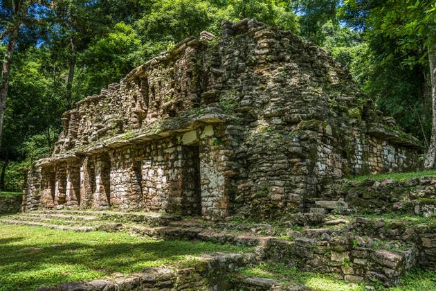 Building 19, or the Labyrinth, in the ruins of the Mayan city of Yaxchilan on the Usumacinta River in Chiapas, Mexico. Yaxchilan Chiapas Mexico Copyright: xJonxG.xFuller,xJr.x JGF-ruins-Yaxchilan-MX-6409