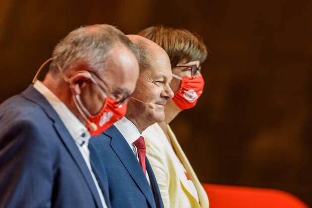 Entertainment Themen der Woche KW33 News Bilder des Tages Parteivorsitzender Norbert Walter-Borjans, nominierter Kanzlerkandidat Olaf Scholz und Parteivorsitzende Saskia Esken bei der Pressekonferenz der SPD zur Nominierung von Olaf Scholz als Kanzlerkandidat der SPD für die Bundestagswahl 2021 im Gasometer am EUREF-Campus in Berlin. snapshot-photography F.Boillot