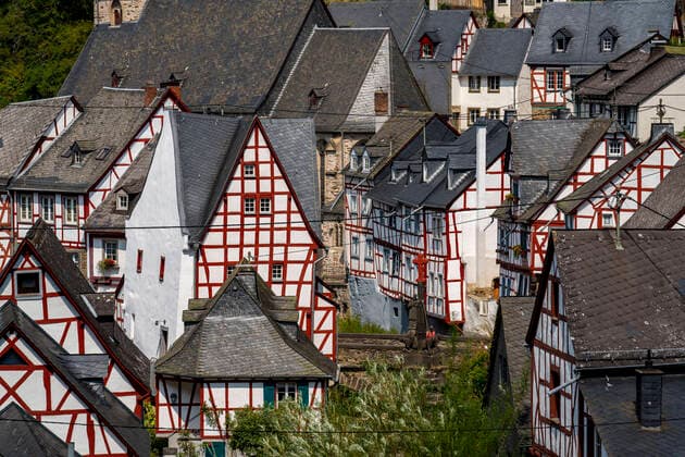 Monreal, idyllischer Fachwerks Ort im Tal der Elz, im Landkreis Mayen-Koblenz, in Rheinland-Pfalz, Deutschland, Monreal