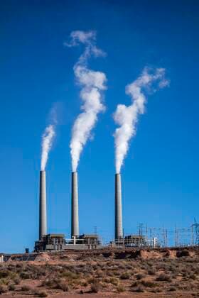 IMAGO Creative: Klimawandel - Grüne Erholung  Dampfende Schlote, Salt River Navajo Generating Station, Kohlekraftwerk mit drei Schornsteinen, Page, Arizona, USA, Nordamerika *** Steaming vents, Salt River Navajo Generating Station, three-chimney coal-fired power plant, Page, Arizona, USA, North America Copyright: imageBROKER/NathaliexLieckfeld ibxnal05833624.jpg
