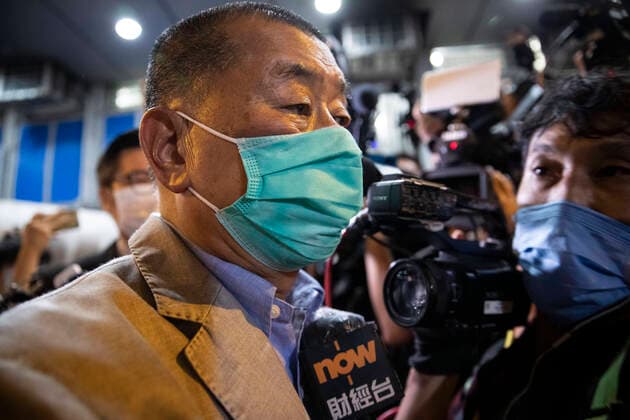Bilder des Jahres 2020, News 08 August News Themen der Woche KW33 News Bilder des Tages August 12, 2020, Hong Kong, China: Hong Kong pro-democracy media tycoon and Apple Daily founder Jimmy Lai, who was arrested on Monday under the new national security law, leaves Mong Kok police station after being released on bail on early Tuesday, August 12, 2020 in Hong Kong, China. According to local police, Lai was arrested on suspicion of Ã’colluding with foreign powers. Hong Kong China - ZUMAj323 20200812_zip_j323_003 Copyright: xMayxJamesx