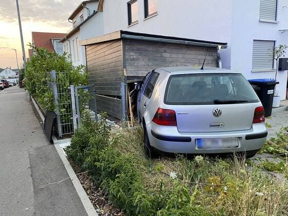 Golf kracht in Geräteschuppen eines Gartens nach Kollision mit städtischen Bewässerungsfahrzeug - Feuerwehr & Rettungsdienst im Einsatz An der Kreuzung Heumadener Straße Ecke Franziska Straße kam es zu einer Kollision zwischen einem Golf und einem städtischen Bewässerungsfahrzeug. Der Golf wurde beim Unfall in den Garten neben der Kreuzung abgewiesen. Dabei über vor der Golf noch einen kleineren Baum und krachte anschließend in einen Geräteschuppen. Im Einsatz war und die Feuerwehr Ostfildern und der Rettungsdienst mit einigen Fahrzeugen.Baden-Württemberg, 73760 Ostfildern, Deutschland Copyright: 7aktuell.dex xAlexanderxHald