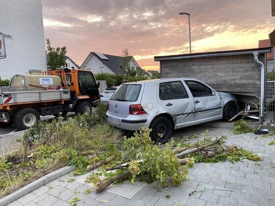 Golf kracht in Geräteschuppen eines Gartens nach Kollision mit städtischen Bewässerungsfahrzeug - Feuerwehr & Rettungsdienst im Einsatz An der Kreuzung Heumadener Straße Ecke Franziska Straße kam es zu einer Kollision zwischen einem Golf und einem städtischen Bewässerungsfahrzeug. Der Golf wurde beim Unfall in den Garten neben der Kreuzung abgewiesen. Dabei über vor der Golf noch einen kleineren Baum und krachte anschließend in einen Geräteschuppen. Im Einsatz war und die Feuerwehr Ostfildern und der Rettungsdienst mit einigen Fahrzeugen.Baden-Württemberg, 73760 Ostfildern, Deutschland Copyright: 7aktuell.dex xAlexanderxHald