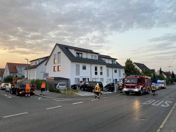 Golf kracht in Geräteschuppen eines Gartens nach Kollision mit städtischen Bewässerungsfahrzeug - Feuerwehr & Rettungsdienst im Einsatz An der Kreuzung Heumadener Straße Ecke Franziska Straße kam es zu einer Kollision zwischen einem Golf und einem städtischen Bewässerungsfahrzeug. Der Golf wurde beim Unfall in den Garten neben der Kreuzung abgewiesen. Dabei über vor der Golf noch einen kleineren Baum und krachte anschließend in einen Geräteschuppen. Im Einsatz war und die Feuerwehr Ostfildern und der Rettungsdienst mit einigen Fahrzeugen.Baden-Württemberg, 73760 Ostfildern, Deutschland Copyright: 7aktuell.dex xAlexanderxHald