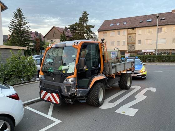 Golf kracht in Geräteschuppen eines Gartens nach Kollision mit städtischen Bewässerungsfahrzeug - Feuerwehr & Rettungsdienst im Einsatz An der Kreuzung Heumadener Straße Ecke Franziska Straße kam es zu einer Kollision zwischen einem Golf und einem städtischen Bewässerungsfahrzeug. Der Golf wurde beim Unfall in den Garten neben der Kreuzung abgewiesen. Dabei über vor der Golf noch einen kleineren Baum und krachte anschließend in einen Geräteschuppen. Im Einsatz war und die Feuerwehr Ostfildern und der Rettungsdienst mit einigen Fahrzeugen.Baden-Württemberg, 73760 Ostfildern, Deutschland Copyright: 7aktuell.dex xAlexanderxHald