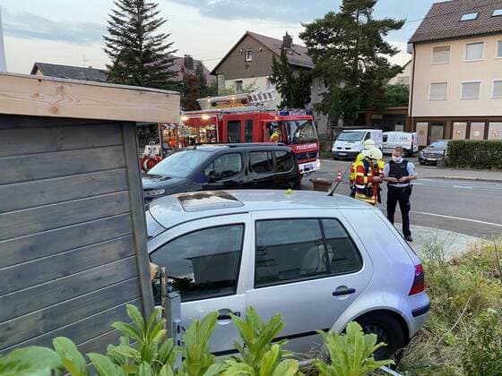 Golf kracht in Geräteschuppen eines Gartens nach Kollision mit städtischen Bewässerungsfahrzeug - Feuerwehr & Rettungsdienst im Einsatz An der Kreuzung Heumadener Straße Ecke Franziska Straße kam es zu einer Kollision zwischen einem Golf und einem städtischen Bewässerungsfahrzeug. Der Golf wurde beim Unfall in den Garten neben der Kreuzung abgewiesen. Dabei über vor der Golf noch einen kleineren Baum und krachte anschließend in einen Geräteschuppen. Im Einsatz war und die Feuerwehr Ostfildern und der Rettungsdienst mit einigen Fahrzeugen.Baden-Württemberg, 73760 Ostfildern, Deutschland Copyright: 7aktuell.dex xAlexanderxHald