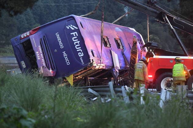 Mexiko, Busunglück mit mehreren Toten in Ocoyoacac bei Toluca (200812) -- TOLUCA, Aug. 12, 2020 (Xinhua) -- Firefighters work at the site of a bus crash accident near Ocoyoacac, a suburb of Toluca, Mexico, Aug. 11, 2020. At least 13 people were killed and 24 were injured on Tuesday after their passenger bus turned over just north of Mexico City, local authorities reported. According to the authorities, the bus was traveling from the Pacific Coast resort of Acapulco, in southern Guerrero state, toward the western state of Jalisco. (Str Xinhua) MEXICO-TOLUCA-BUS CRASH 