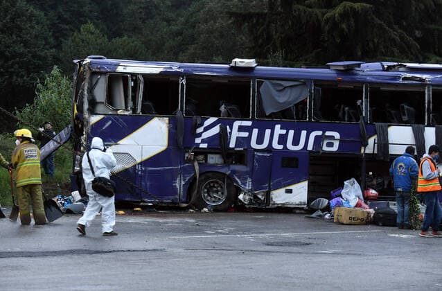 Mexiko, Busunglück mit mehreren Toten in Ocoyoacac bei Toluca (200812) -- TOLUCA, Aug. 12, 2020 (Xinhua) -- Photo taken on Aug. 11, 2020 shows the site of a bus crash accident near Ocoyoacac, a suburb of Toluca, Mexico. At least 13 people were killed and 24 were injured on Tuesday after their passenger bus turned over just north of Mexico City, local authorities reported. According to the authorities, the bus was traveling from the Pacific Coast resort of Acapulco, in southern Guerrero state, toward the western state of Jalisco. (Str Xinhua) MEXICO-TOLUCA-BUS CRASH 