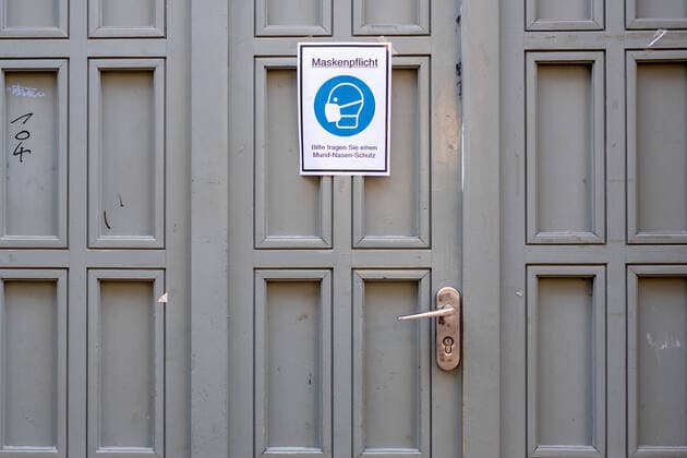 Hinweisschild zur Maskenpflicht am Eingang einer Berliner Schule Coronakrise - Maskenpflicht an Berliner Schulen