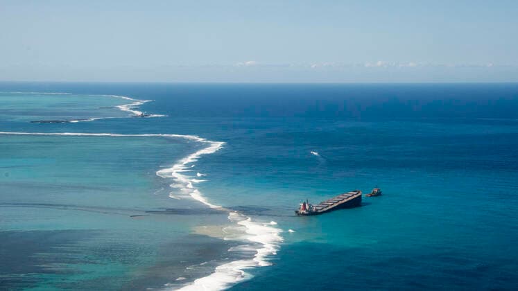 Bilder des Jahres 2020, News 08 August News Themen der Woche KW33 News Bilder des Tages Mauritius, Havariertes Frachtschiff Wakashio droht Ölkatastrophe zu verursachen August 11, 2020, Mauritius: Oil leaking from the MV Wakashio, a bulk carrier ship that recently ran aground off the southeast coast of Mauritius. The Indian Ocean island of Mauritius has declared a state of environmental emergency after the Japanese-owned ship that ran aground offshore days on July 26. Mauritius - ZUMAa189 20200811_zia_z03_082 Copyright: xGwendolinexDefentex