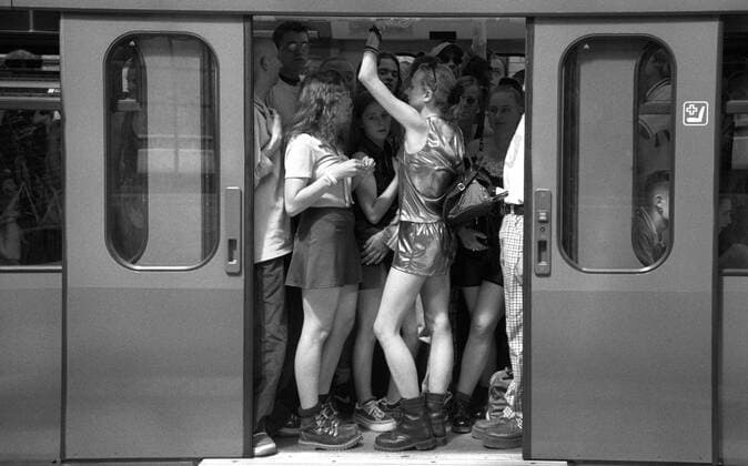 Technofans stehen dicht gedrängt in einem vollen S-Bahnwagon auf dem Weg zur Lovapare 1997 Love Parade 1997 in Berlin