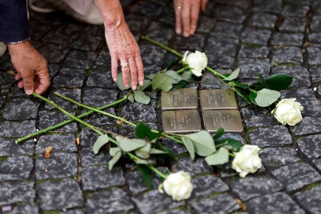 Aktion Glanz statt Hetze , bei der im Gedenken an die Opfer der NS-Zeit sogenannte Stolpersteine gereinigt werden. Sie erinnern an deportierte und ermordete Kölner Jüdinnen und Juden, an Sinti und Roma, politisch Verfolgte, Homosexuelle, Zwangsarbeiter, Zeugen Jehovas und Opfer der Euthanasie . Köln, 12.08.2020 *** Aktion Glanz statt Hetze , in which so-called Stumbling Stones are cleared in memory of the victims of the Nazi era They commemorate deported and murdered Jews from Cologne, Sinti and Roma, politically persecuted persons, homosexuals, forced labourers, Jehovahs Witnesses and victims of euthanasia Cologne, 12 08 2020 Foto:xC.xHardtx xFuturexImage