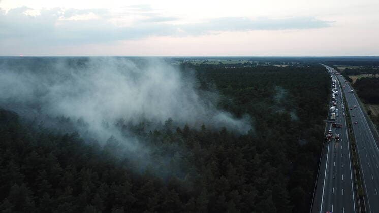 IMAGO Nature: Unsere Erde, Klimawandel, Waldbrände News Bilder des Tages 28 Hektar Wald brennen in Niedersachsen - LUFTBILDER Die anhaltende Hitzewelle hat in Niedersachsen für den ersten Waldbrand gesorgt. Ausgegangen war das Ganze gegen 18 Uhr vermutlich von einem brennenden LKW Reifen auf der BAB 7 bei Allertal. Durch Funkenflug setze sich der Grünstreifen in Brand und griff rasend schnell auf die trockene Vegetation über. Insgesamt breiteten sich die Flammen auf rund 28 Hektar Wald aus Die Autobahn 7 musste über Stunden in Richtung Süden gesperrt werden, es kam zu erheblichen Verkehrsbehinderungen. Feuerwehr, Waldbrand, Trockenheit, Sommer, Sonne, Hitze, Sommer 2020, Autobahn, starke Rauchentwicklung, Vollsperrung, Wetter, Wetterprognose, Wettervorhersage, Deutschland, Niedersachsen, Meteo Copyright: xMartinxDziadekx