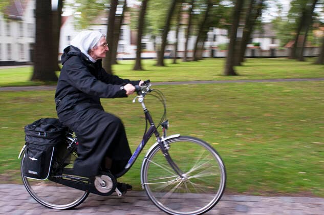 IMAGO Creative: Kollidierende Kulturen Nun in a bicycle at Beguinage De Wijngaard, Bruges, Belgium. Now a monastery of Benedictine sisters. Bruges West Flanders Belgium Copyright: xSergixReboredox SRE-BW0626