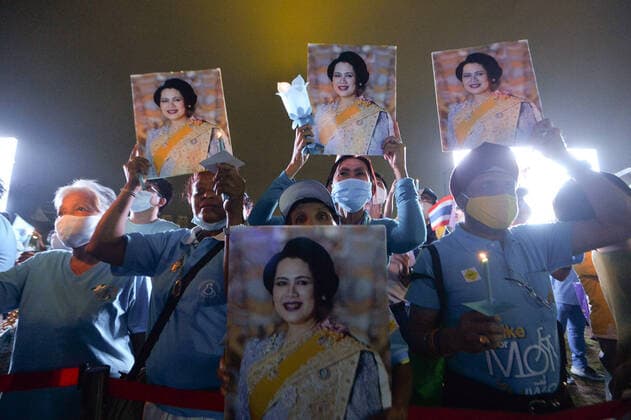 Bilder des Jahres 2020, News 08 August News Themen der Woche KW33 (200813) -- BANGKOK, Aug. 13, 2020 -- People take part in an event to celebrate the 88th birthday of Thailand s Queen Mother Sirikit near the Grand Palace in Bangkok, Thailand, Aug. 12, 2020. ) THAILAND-BANGKOK-QUEEN MOTHER-BIRTHDAY RachenxSageamsak 