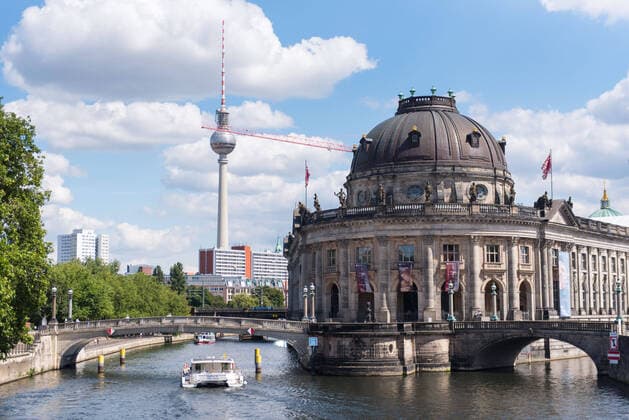 Berlin, Spree mit Booten Deutschland, Berlin - 23.07.2020: Im Bild ist die Spree mit Ausflugsschiffen und dem Bode-Museum zu sehen. Berlin Berlin Deutschland