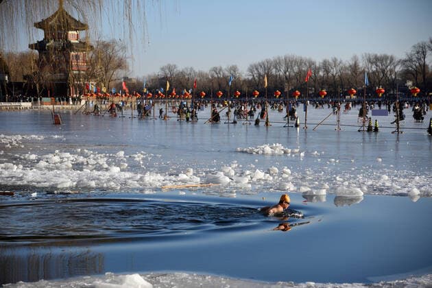 IMAGO Creative: Alternativer Wintersport Winter Swimming, pictured in Houhai, Beijing, January 2019  603994112664273101