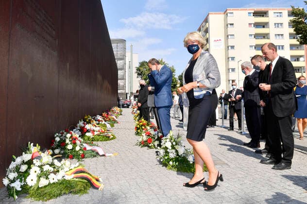 Bilder des Jahres 2020, News 08 August News Themen der Woche KW33 News Bilder des Tages Michael Müller und Monika Grütters bei der Gedenkveranstaltung und Kranzniederlegung zum Jahrestag des Baus der Berliner Mauer in der Kapelle und am Denkmal der Gedenkstätte Berliner Mauer. Berlin, 13.08.2020 *** Michael Müller and Monika Grütters at the commemoration and wreath-laying ceremony for the anniversary of the construction of the Berlin Wall in the chapel and memorial of the Berlin Wall Memorial Berlin, 13 08 2020 Foto:xF.xKernx xFuturexImage