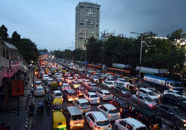 IMAGO Nature: Unsere Erde, Umweltprobleme, Überbevölkerung NEW DELHI, INDIA - AUGUST 13: Vehicles stuck in congested traffic in the evening along ITO on August 13, 2020 in New Delhi, India. (Photo by Raj K Raj Hindustan Times) Heavy Rains Cause Waterlogging And Traffic Jam In Delhi NCR