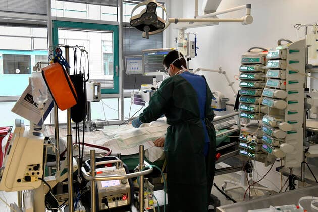 01.07.20, Essen, Nordrhein-Westfalen, Deutschland. Universitaetsklinikum Essen. Intensivstation. Blick in ein Stationszimmer mit Beatmungsgeraet fuer schwersterkrankte Covid-19 Patienten. Arzt bei der Ueberwachung eines Patienten, der an einer Lungenerstzmaschine angeschlossen ist. Universitaetsklinikum Essen waehrend der Corona Krise *** 01 07 20, Essen, North Rhine-Westphalia, Germany University Hospital Essen Intensive Care Unit View into a ward room with ventilator for critically ill Covid 19 patients Doctor monitoring a patient connected to a lung machine University Hospital Essen during the Corona crisis