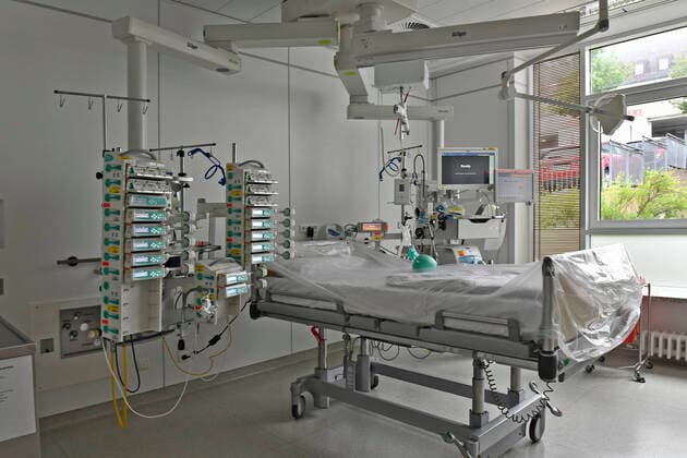 01.07.20, Essen, Nordrhein-Westfalen, Deutschland. Universitaetsklinikum Essen. Intensivstation. Blick in ein Stationszimmer mit Beatmungsgeraet fuer schwersterkrankte Covid-19 Patienten. Universitaetsklinikum Essen waehrend der Corona Krise *** 01 07 20, Essen, North Rhine-Westphalia, Germany University Hospital Essen Intensive Care Unit View into a ward room with ventilator for critically ill Covid 19 patients University Hospital Essen during the corona crisis