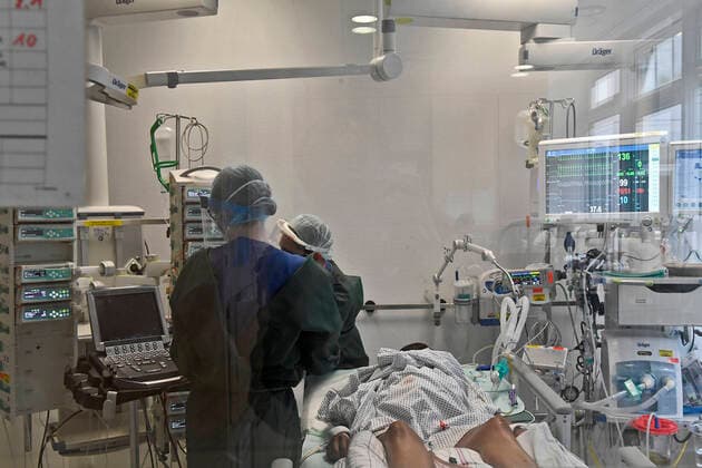 01.07.20, Essen, Nordrhein-Westfalen, Deutschland. Universitaetsklinikum Essen. Intensivstation. Blick in ein Stationszimmer mit Beatmungsgeraet fuer schwersterkrankte Covid-19 Patienten. Aerzte bei der Behandlung einer schwersterkrankten Patientin. Universitaetsklinikum Essen waehrend der Corona Krise *** 01 07 20, Essen, North Rhine-Westphalia, Germany University Hospital Essen Intensive Care Unit View into a ward room with ventilator for critically ill Covid 19 patients Doctors treating a critically ill patient University Hospital Essen during the Corona crisis