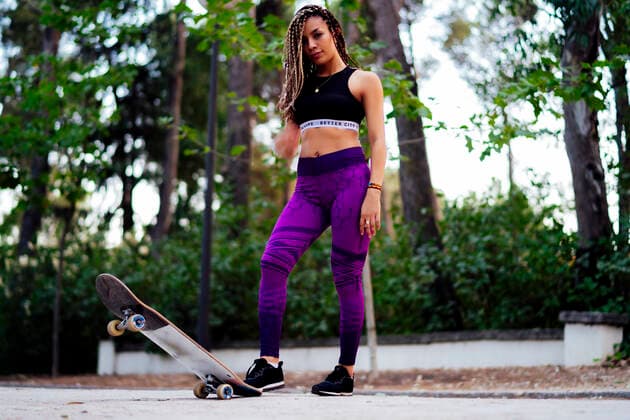 IMAGO Creative, Lifestyle, Frühling in der Stadt woman with braids using her skateboard Madrid, Community of Madrid, Spain CR_IVAR200804B-465443-01 ,model released, Symbolfoto