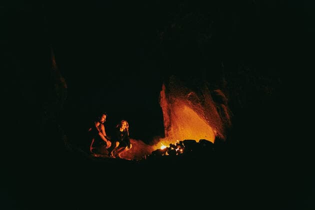 IMAGO Creative: Klimawandel - Nachhaltiges Reisen Young couple in front of camp fire at night in northern California. Lone Pine, CA, United States CR_JUSLKY200806-466831-01 ,model released, Symbolfoto