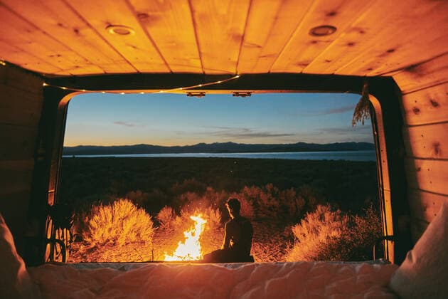IMAGO Creative: Herbst, Touren mit dem Camper Young man by campfire in Mono Lake at night in northern California. Mono City, CA, United States CR_JUSLKY200806-466860-01 ,model released, Symbolfoto ,property released