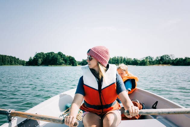 woman rowing a boat with her kids in Sweden in the summer Norrtälje, Stockholm County, Sweden CR_RABE200812-471634-01 ,model released, Symbolfoto
