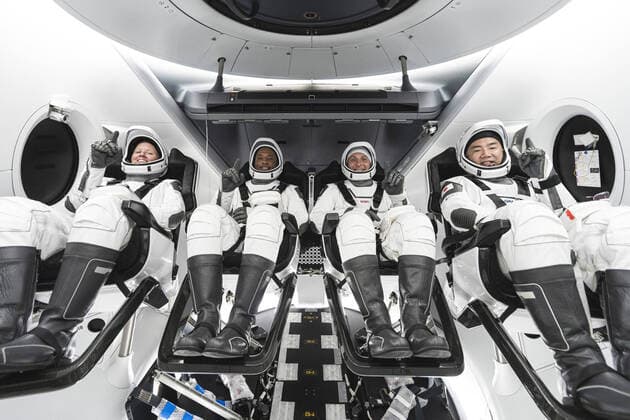 Bilder des Jahres 2020, News 08 August News Themen der Woche KW33 News Bilder des Tages NASA s SpaceX Crew-1 crew members are pictured seated in the company s Crew Dragon spacecraft during crew equipment interface training. From left to right are NASA astronauts Shannon Walker, mission specialist; Victor Glover, pilot; and Mike Hopkins, Crew Dragon commander; and JAXA astronaut Soichi Noguchi, mission specialist. NASA and SpaceX are targeting no earlier than Oct. 23 for the first operational flight with astronauts of the Crew Dragon spacecraft and Falcon 9 rocket to the International Space Station as a part of the agency s Commercial Crew Program. NASA s SpaceX Crew-1 mission will be the first of regular rotational missions to the space station following completion of NASA certification. Photo credit: SpaceX  WAX2020081401 SPACEX