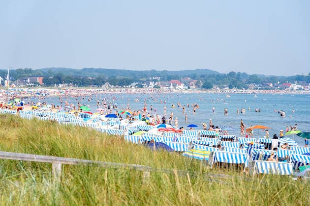 Ostsee-Strand in Scharbeutz und Haffkrug an der Lübecker Bucht Badegäste -;Ostsee-Strand in Scharbeutz und Haffkrug an der Lübecker Bucht Badegäste -, Scharbeutz Schleswig-Holstein Deutschland Promenade und Strand