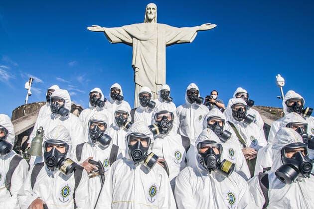 Bilder des Jahres 2020, News 08 August News Themen der Woche KW33 August 13, 2020: BRAZIL: RIO DE JANEIRO: HYGIENIZATION; military personnel clean up Corcovado this Thursday, (13), which will be one of the tourist attractions that will open next weekend with the new phase of easing social isolation against the spread of the new coronavirus. - ZUMAl255 0103083877 Copyright: xEllanxLustosax
