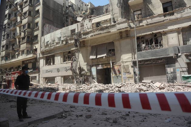 Bilder des Jahres 2020, News 08 August News Themen der Woche KW33 News Bilder des Tages (200815) -- CAIRO, Aug. 15, 2020 (Xinhua) -- Photo taken on Aug. 15, 2020 shows the site where a building partially collapsed in downtown Cairo, Egypt. Four people were injured when an old building in Cairo s Qasr al-Nile street partially collapsed on Saturday, according to reports. (Xinhua Ahmed Gomaa) EGYPT-CAIRO-BUILDING-COLLAPSE 