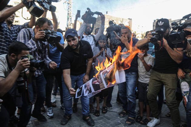 Bilder des Jahres 2020, News 08 August News Themen der Woche KW33 News Bilder des Tages August 15, 2020, Northern The Gaza Strip, The Gaza Strip, Palestine: Palestinians northern the Gaza Strip burn Trump and Netanyahu pic during protest against UAE-Israel deal Northern The Gaza Strip Palestine - ZUMAq100 20200815_zaa_q100_013 Copyright: xDawoudxAboxAlxKasx