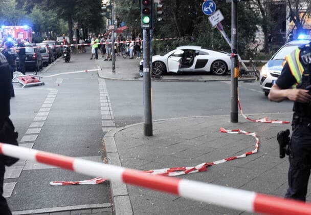 Bilder des Jahres 2020, News 08 August News Themen der Woche KW33 News Bilder des Tages Offenbar wegen überhöhter Geschwindigkeit prallte der Fahrer dieses Audi-Sportwagen gegen ein Verkehrsschild an der Ecke Fichtestraße Urbanstraße in Berlin-Kreuzberg und kam auf dem Gehweg zum Stehen. Raserunfall in Kreuzberg *** Apparently because of excessive speed the driver of this Audi sports car crashed into a traffic sign at the corner of Fichtestraße Urbanstraße in Berlin Kreuzberg and came to a halt on the sidewalk Speeding accident in Kreuzberg