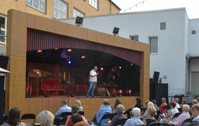 15.08.2020 - Spielzeitpräsentation 2020 21 der neuen Bühne Senftenberg unter Pandemiebedingungen im Theaterhof. Der Intendant der neuen Bühne Senftenberg, Manuel Soubeyrand begrüßt die Gäste zu einer besonderen Spielzeitpräsentation im Innenhof des Senftenberger Theaters, auf der sogenannten Hofbühne. Spielzeitpräsentation der neuen Bühne Senftenberg *** 15 08 2020 season presentation 2020 21 of the new stage Senftenberg under pandemic conditions in the theatre courtyard The director of the new stage Senftenberg, Manuel Soubeyrand, welcomes the guests to a special season presentation in the courtyard of the Senftenberg Theatre, on the so-called Hofbühne season presentation of the new stage Senftenberg