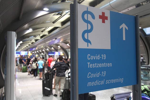 Ansturm von Reiserückkehrern und Einreisende n- zumeist aus Spanien und Ländern des Balkan s - auf einem Covid-19 Testzentrum von Centogene im Flughafen Frankfurt, die sich nach Reiseende auf Corona testen lassen, Hessen, Deutschland