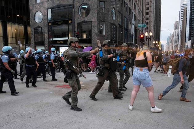 Bilder des Jahres 2020, News 08 August News Themen der Woche KW33 Highlight Bilder des Tages August 15, 2020, Chicago, IL, USA: Chicago SWAT, gassing a young woman at a Black Lives Matter protests in downtown Chicago. Chicago USA - ZUMAm150 20200815_zap_m150_013 Copyright: xRickxMajewskix