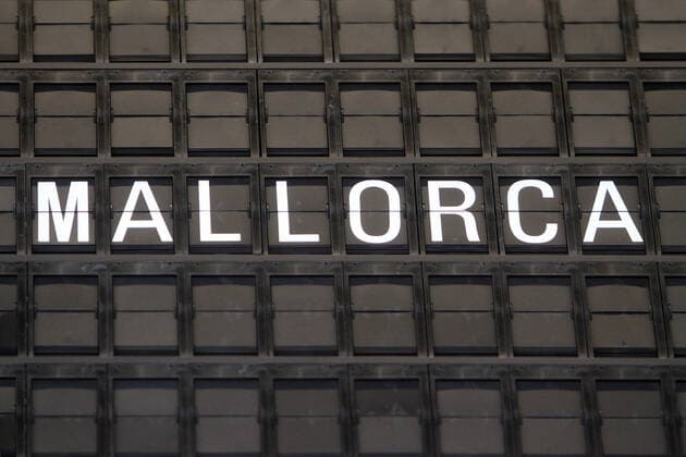 Das Reiseziel Palma de Mallorca wird an der Anzeigetafel im Flughafen Frankfurt angezeigt. Die Lieblingsinsel der Deutschen ist wieder zum Covid-19 Risikogebiet deklariert worden, was bei allen Rückkehrern eine Pflicht zum Coronatest zur Folge hat, Hessen, Deutschland